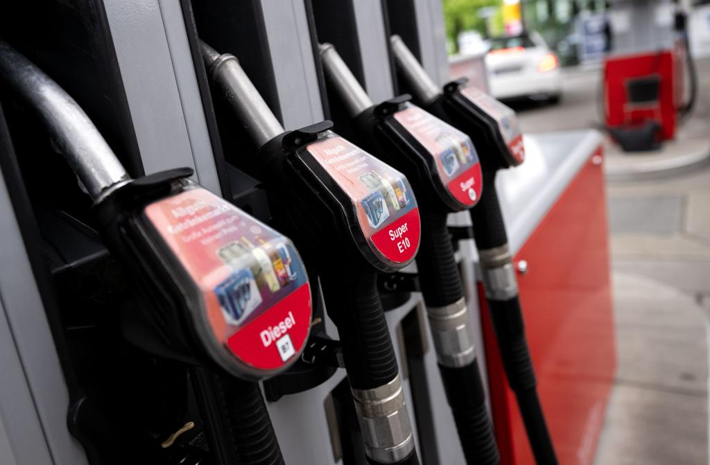 Die Preise für Diesel und Superbenzin haben sich in den vergangenen Jahren immer wieder angenähert. (Archivbild) - Foto: Sven Hoppe/dpa