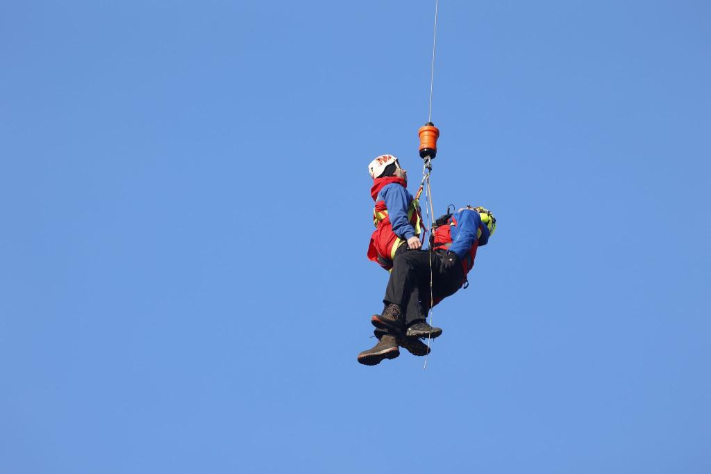 Bei Übungen wird die Rettung per Seilwinde mit dem Helikopter geprobt. (Archivbild) - Foto: Matthias Bein/dpa