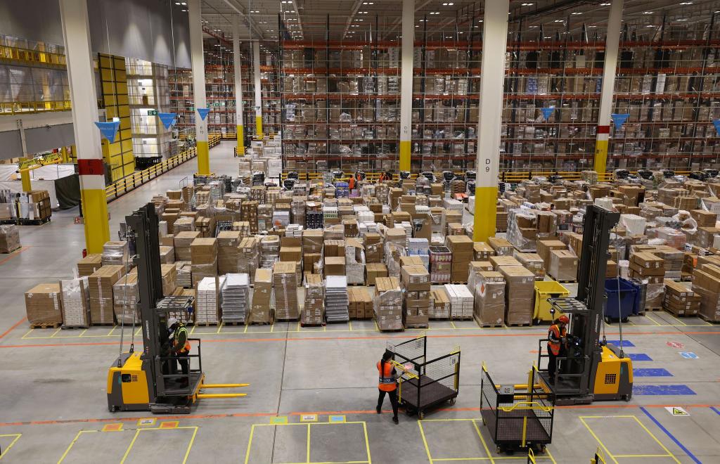 Ein Amazon-Logistikzentrum in Dummerstorf, Mecklenburg-Vorpommern. Der US-Konzern kündigt eine Lohnerhöhung für seine Logistik-Mitarbeiter in Deutschland an. - Foto: Bernd Wüstneck/dpa