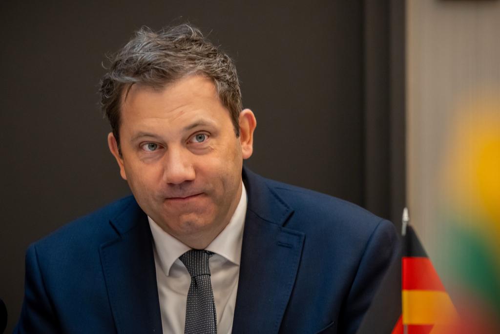Bundesfinanzminister Lars Klingbeil (SPD) erinnert seine Kabinettskolleginnen und -kollegen ans Sparen. (Archivbild) - Foto: Michael Kappeler/dpa