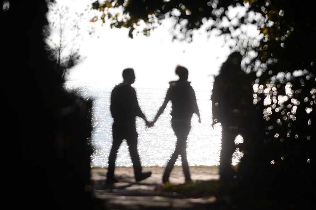Männer können Frauen laut einer Studie an manchen Tagen besser riechen. (Symbolbild) - Foto: picture alliance / dpa