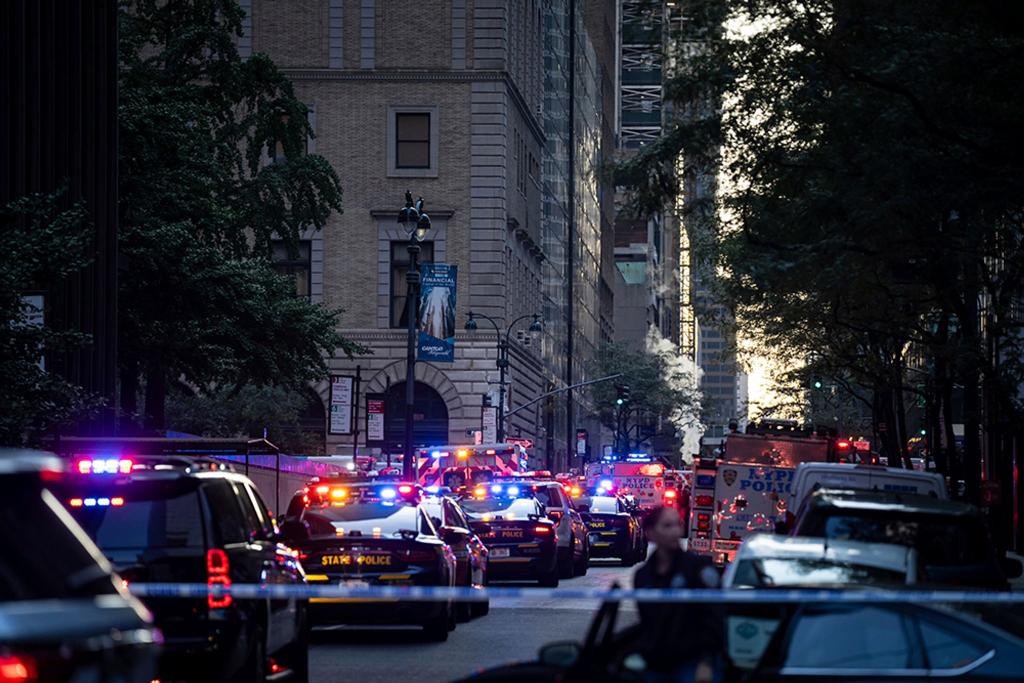 Großeinsatz der Polizei in New York nach einem Schussvorfall. - Foto: Angelina Katsanis/AP/dpa