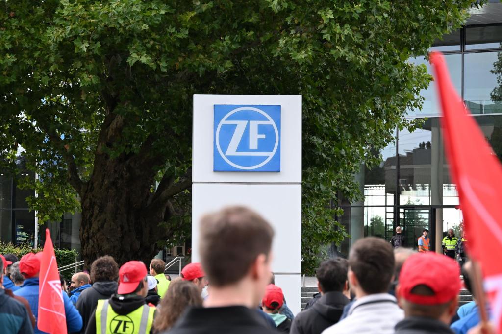 Der Autozulieferer ZF muss sparen (Foto- aktuell) - Foto: Felix Kästle/dpa