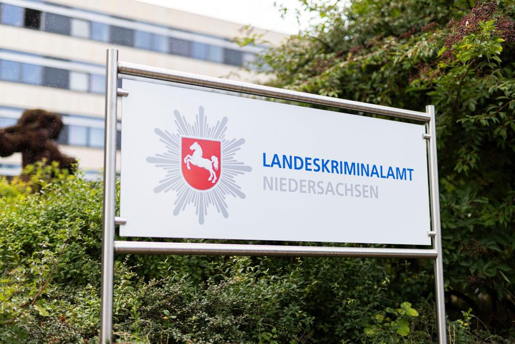 Beim LKA Niedersachsen liefen die Ermittlungen für Deutschland zusammen. - Foto: Michael Matthey/dpa