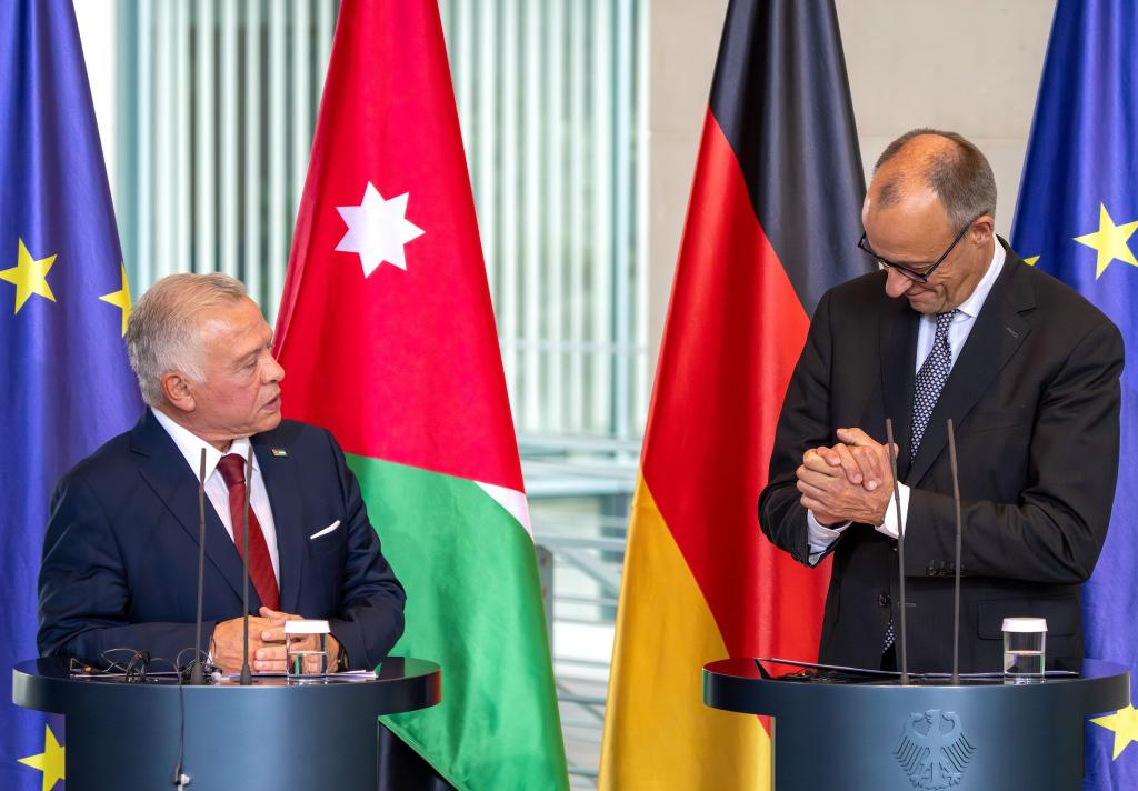 Die Bundeswehr hat nach Angaben von Kanzler Friedrich Merz zwei Transportflugzeuge nach Jordanien geschickt, die dann Hilfsgüter über dem Gazastreifen abwerfen sollen - Foto: Soeren Stache/dpa