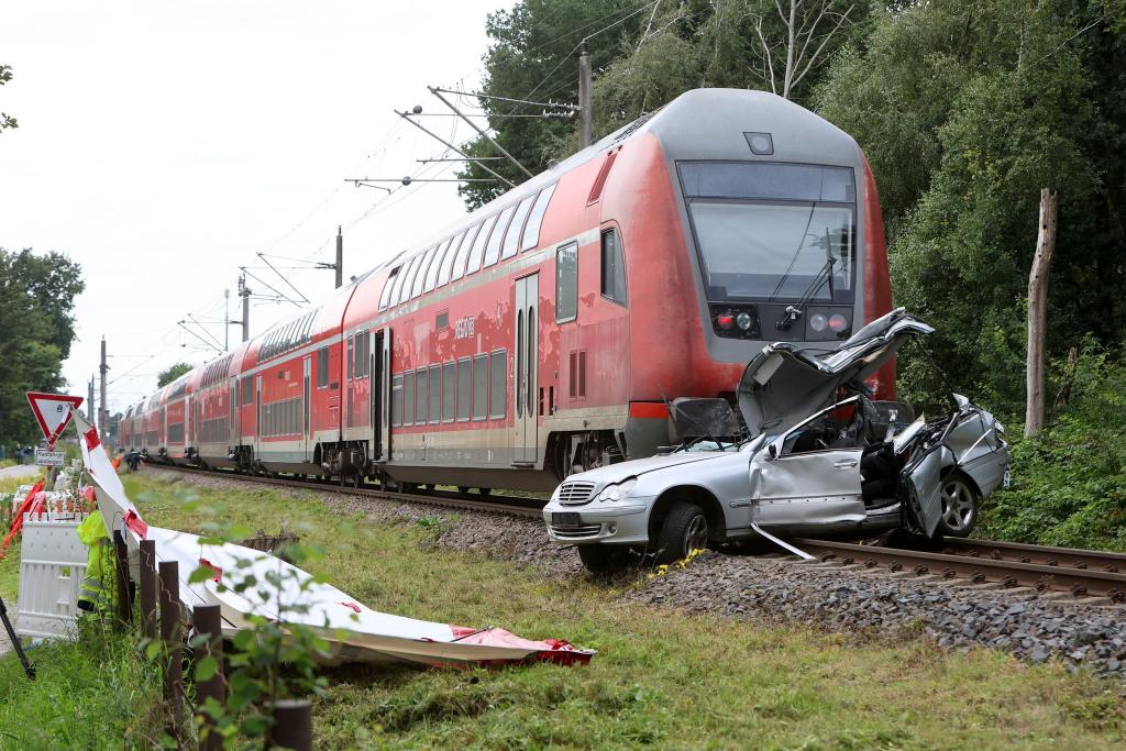 Zu dem Unfall mit dem Regionalexpress kam es an einem Bahnübergang. - Foto: Christian Butt/dpa