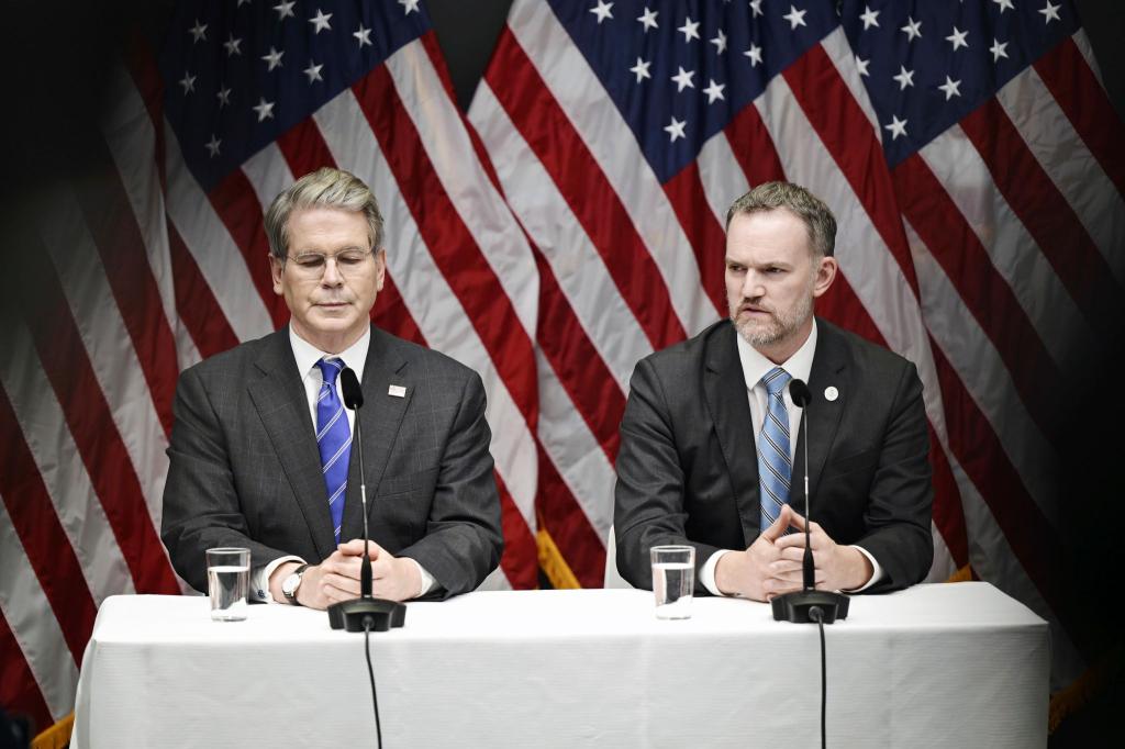 US-Finanzminister Scott Bessent (l) und der US-Handelsbeauftragte Jamieson Greer in Stockholm. - Foto: Magnus Lejhall/TT News Agency/AP/dpa