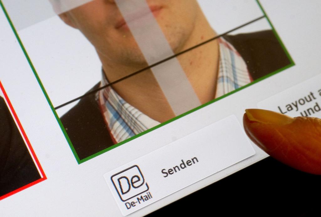 Ab August ist auf den Bürgerämtern Schluss mit Papierfotos. (Archivbild) - Foto: Swen Pförtner/dpa