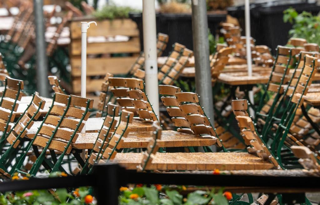 «Die Außengastronomie gehört definitiv bislang nicht zu den Gewinnern», sagt Dehoga-Hauptgeschäftsführerin Ingrid Hartges zum bisherigen Sommerwetter. (Archivbild) - Foto: Peter Kneffel/dpa
