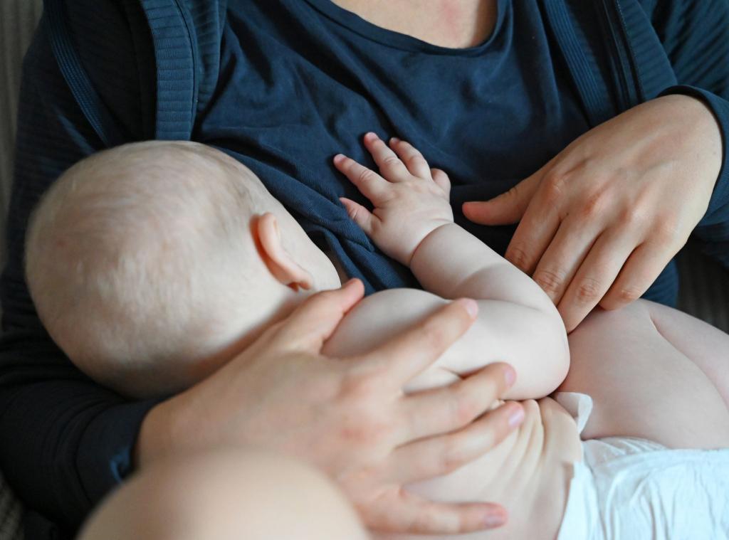 Ein Baby zu bekommen bleibt auch in krisenreichen Zeiten ein häufiger Wunsch. (Symbolbild) - Foto: Elisa Schu/dpa