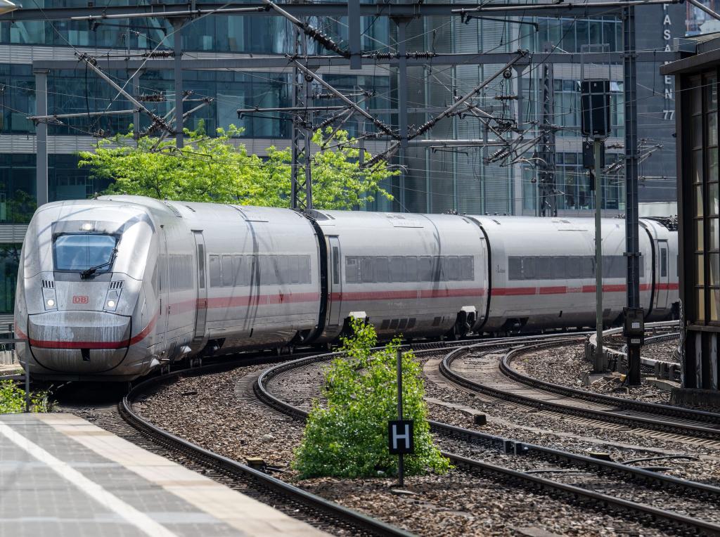 Einer Umfrage zufolge hält eine Mehrheit die Bahnpreise für teuer oder eher teuer. (Archivbild) - Foto: Soeren Stache/dpa