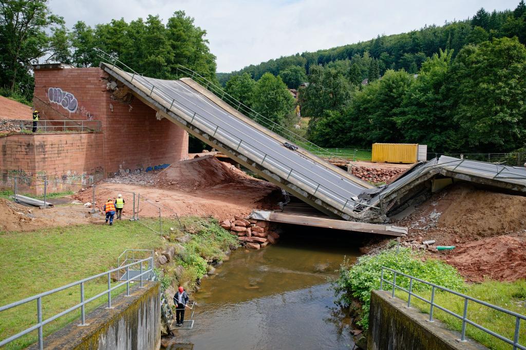 Die Brücke stürzt durch Sprengung ein - Foto: Uwe Anspach/dpa