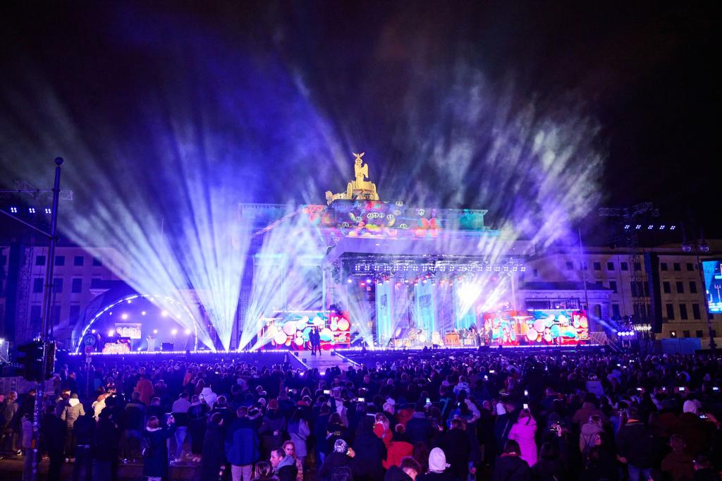 Zur Silvesterparty am Brandenburger Tor kamen jedes Jahr Zehntausende Menschen. (Archivfoto) - Foto: Annette Riedl/dpa