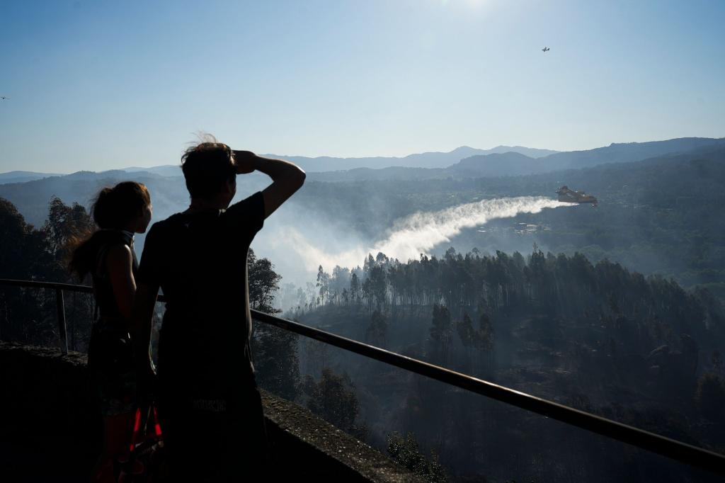 Bei einem Waldbrand westlich von Madrid waren Löschflugzeuge und -hubschrauber wie hier bei einem Feuer Ende Juli im Norden Spaniens im Einsatz. (Archivbild) - Foto: Adrián Irago/EUROPA PRESS/dpa