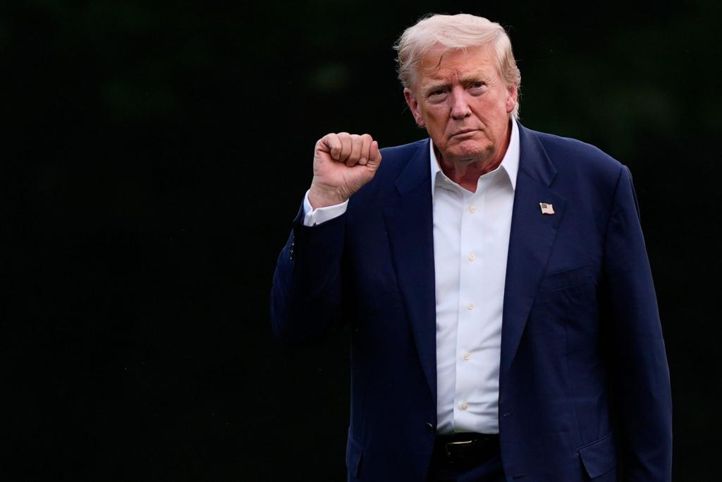 Trump kündigt Zölle auf indische Produkte an und stellt einen Bezug zu Russland her. - Foto: Julia Demaree Nikhinson/AP/dpa