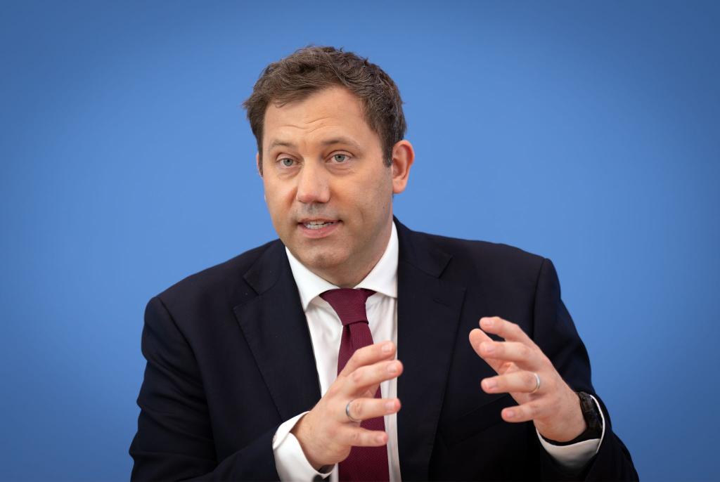Der Finanzminister will Investitionen hochfahren - und kündigt schon neue Sparzwänge an. - Foto: Soeren Stache/dpa