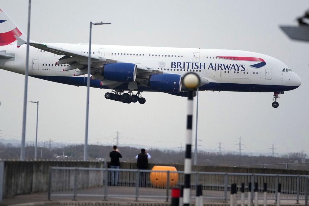Der Flugverkehr über London wurde massiv beeinträchtigt. (Symbolbild) - Foto: Kin Cheung/AP/dpa