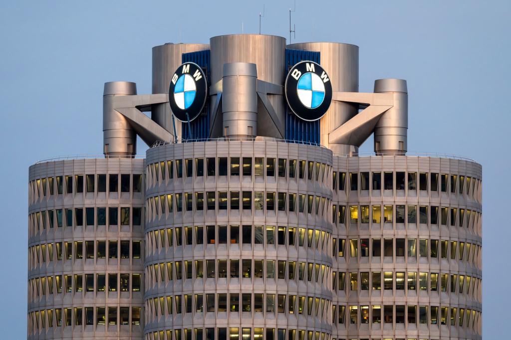 Auch BMW hat einen Gewinneinbruch erlitten. - Foto: Peter Kneffel/dpa