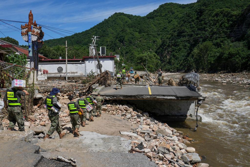 Soldaten im Bezirk Miyun am Stadtrand von Peking liefern Hilfsgüter. Die Region wurde besonders schwer getroffen. - Foto: Ju Huanzong/Xinhua/AP/dpa