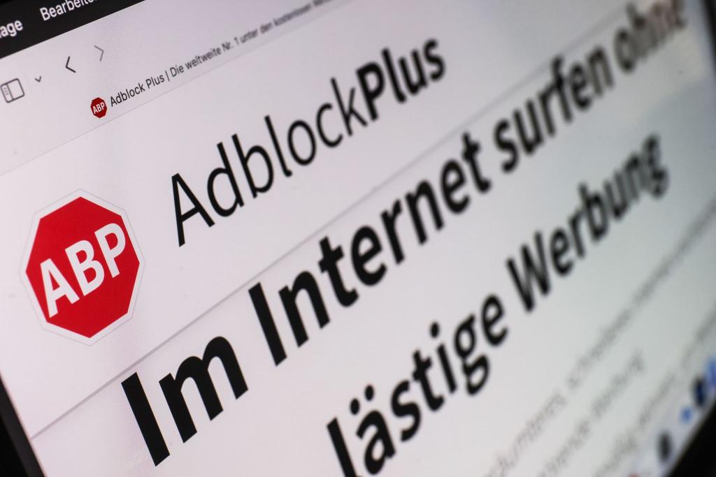 Mit Werbeblockern können Nutzerinnen und Nutzer im Internet lästige Werbung unterdrücken. (Archivbild) - Foto: Oliver Berg/dpa
