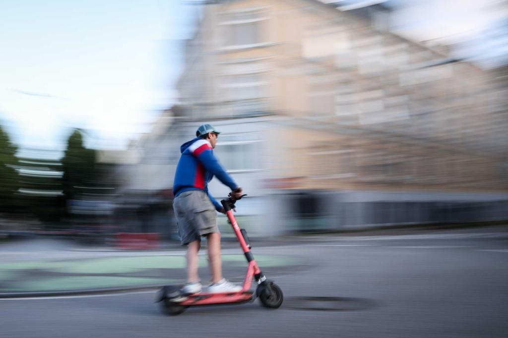 Mehr als die Hälfte aller E-Scooter-Unfälle registrierte die Polizei in großen Städten. (Symbolbild) - Foto: Christian Charisius/dpa