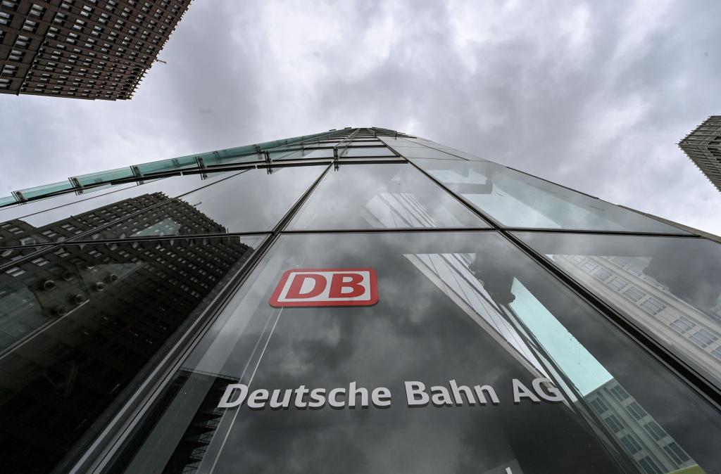 Im ersten Halbjahr 2025 hat die Bahn Verluste im dreistelligen Millionenbereich eingefahren. (Archivbild) - Foto: Jens Kalaene/dpa