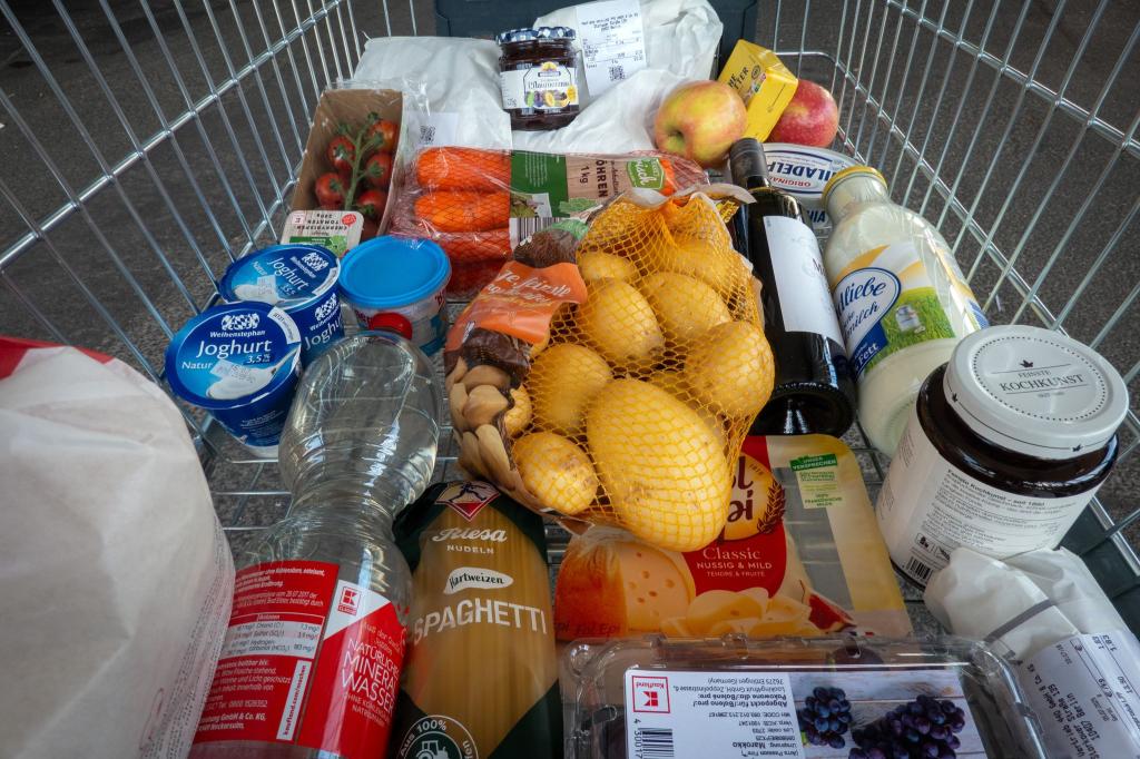 Bei Lebensmitteln spüren die Verbraucher die Inflation besonders deutlich. - Foto: Soeren Stache/dpa