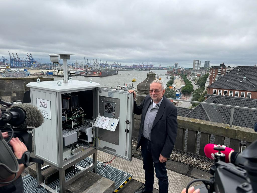 Einer der ersten Pollenmonitore steht in Hamburg, wo ihn Stefan Gilge vom DWD-Zentrum für Medizin-Meteorologische Forschung vorstellte. - Foto: Christiane Bosch/dpa