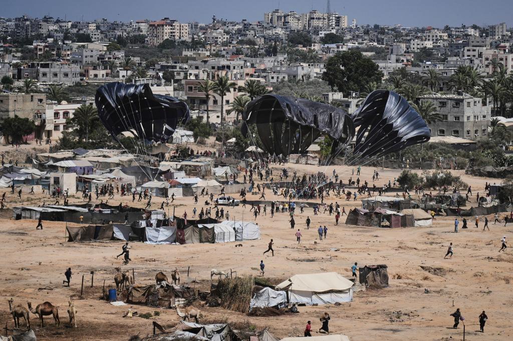 Hilfsgüterabwurf: Palästinenser sammeln Versorgungsgüter im Gazastreifen - Foto: Abdel Kareem Hana/AP/dpa