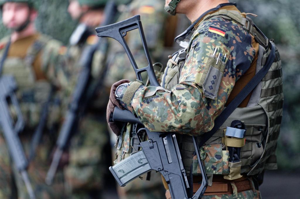 Die Einstellungs-Zahlen bei der Bundeswehr steigen. (Archivbild) - Foto: Henning Kaiser/dpa