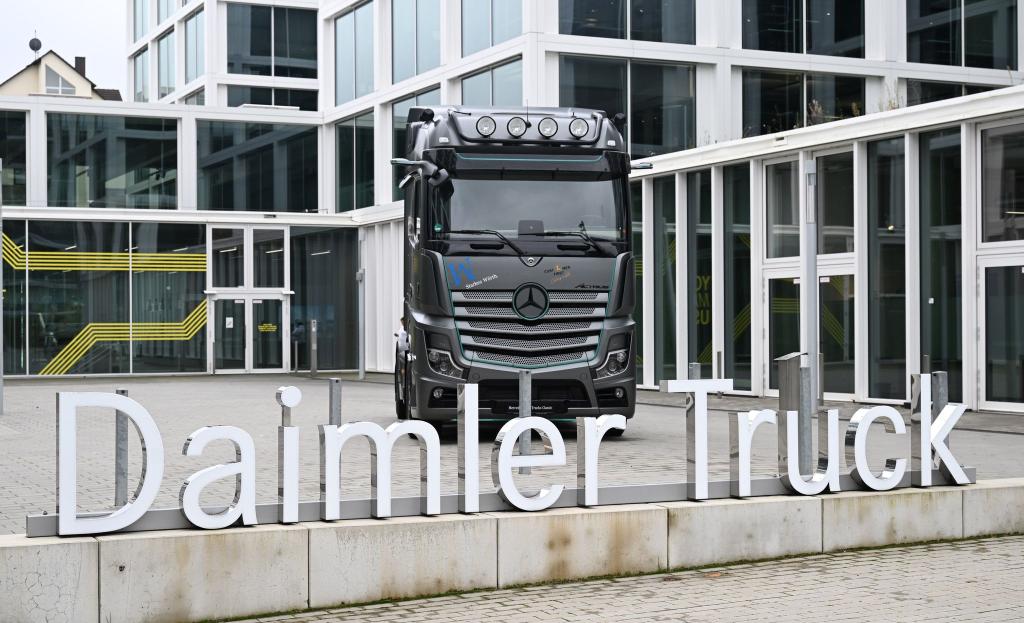Unsichere Aussichten: Daimler Truck kürzt Prognose. (Archivbild) - Foto: Bernd Weißbrod/dpa