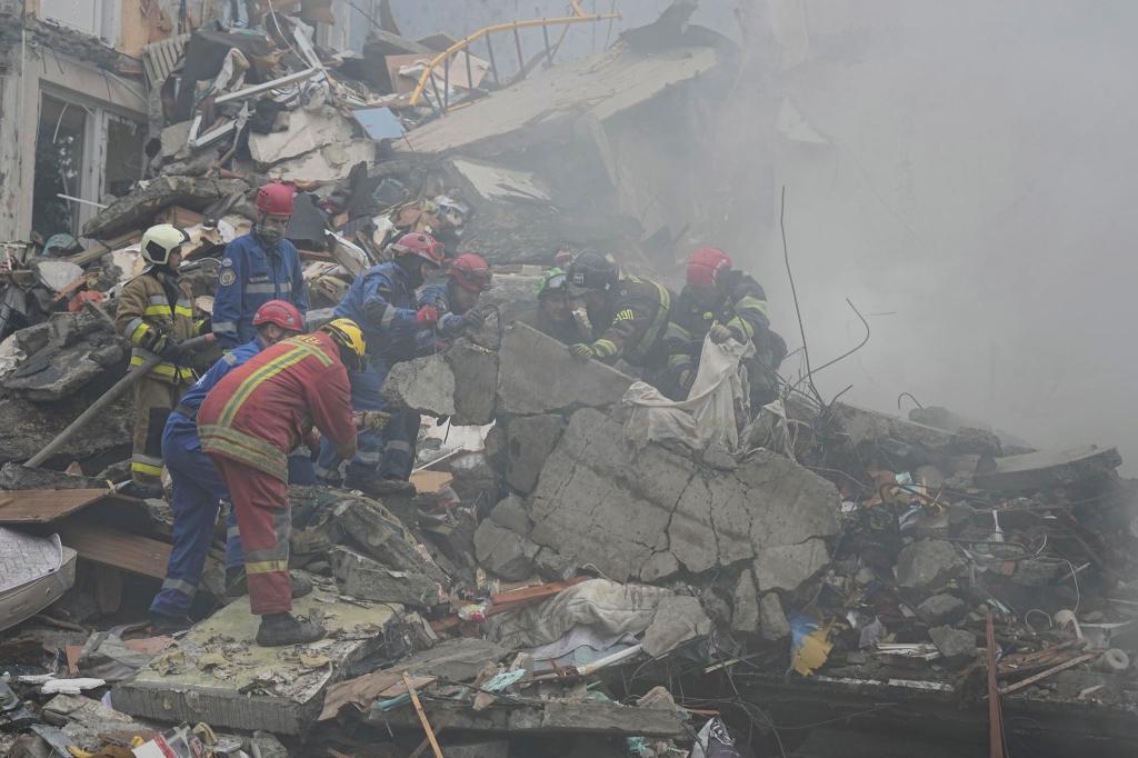 Retter suchen nach Vermissten und finden bis zum Abend 15 Tote. - Foto: Efrem Lukatsky/AP/dpa