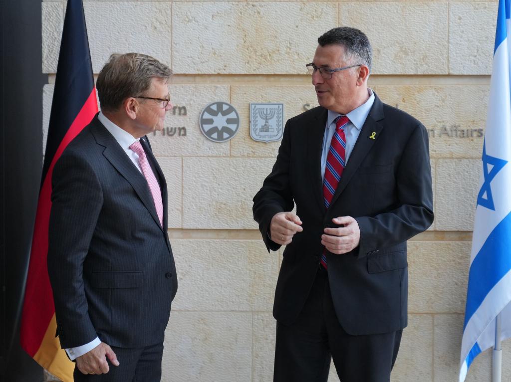 Der Außenminister hat in Jerusalem mit seinem israelischen Kollegen Saar über die humanitäre Lage in Gaza gesprochen. - Foto: Soeren Stache/dpa