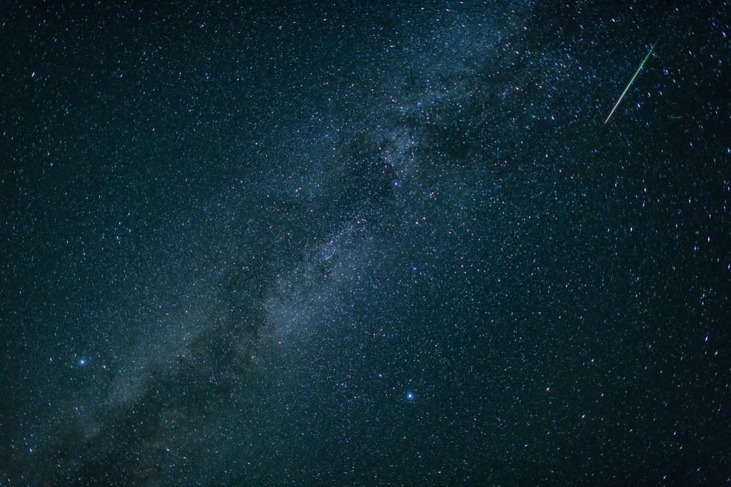 Im August gibt es viele Sternschnuppen zu sehen - die meisten üblicherweise in der Nacht vom 12. auf den 13. August. (Archivbild) - Foto: Matthias Balk/dpa