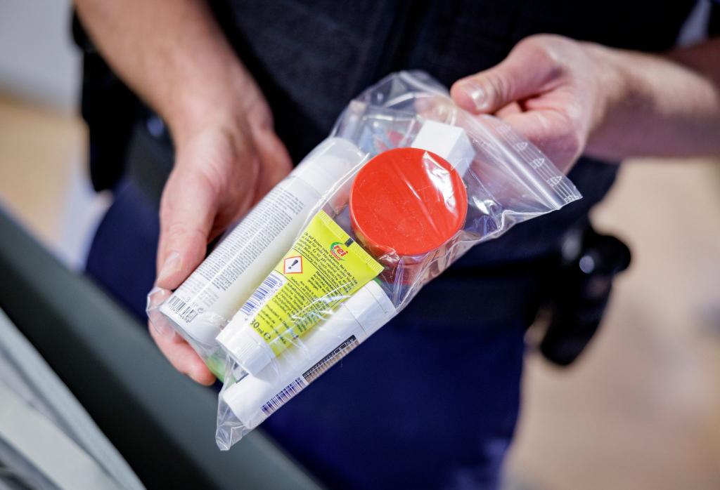 So mussten Flüssigkeiten bislang verpackt werden. (Archivbild) - Foto: Axel Heimken/dpa/dpa-tmn