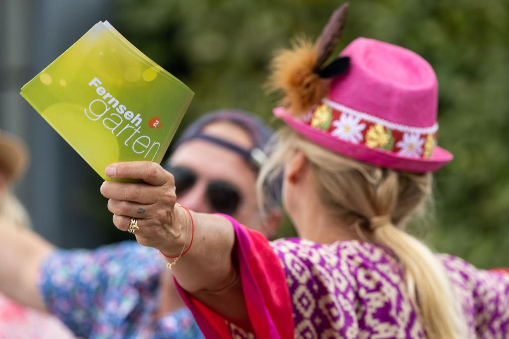 Kult für viele sonntags im Sommer: Andrea Kiewel (genannt «Kiwi») und der aus Mainz gesendete «ZDF-Fernsehgarten». (Archivbild) - Foto: Hannes P Albert/dpa