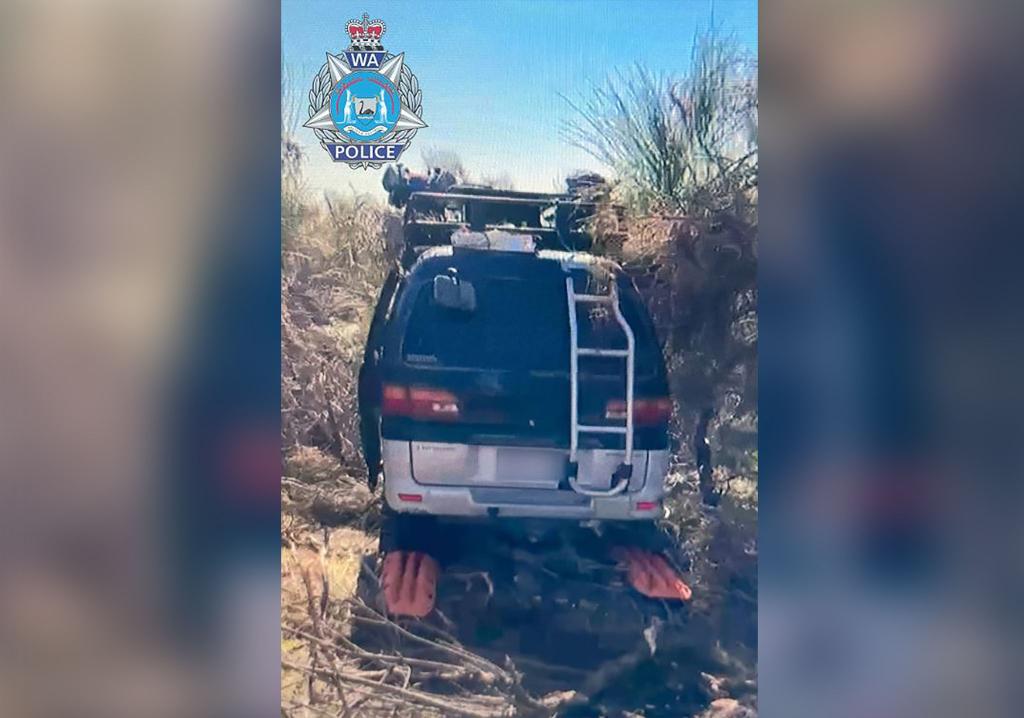 Der schwarze Mitsubishi-Van stand in dichtem Buschland mitten im Outback. - Foto: Supplied/WESTERN AUSTRALIA POLICE/AAP/dpa