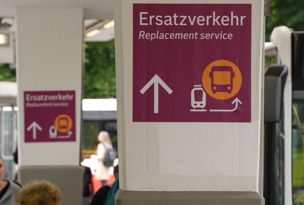 Am Freitagmorgen ist der Ersatzverkehr auf der Strecke Hamburg-Berlin angelaufen. (Archivbild) - Foto: Marcus Brandt/dpa