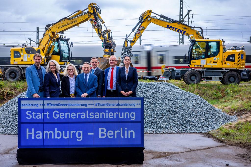 Der offizielle Startschuss für die Generalsanierung der Bahnstrecke Berlin - Hamburg fällt auf etwa halber Strecke in Ludwigslust (Mecklenburg-Vorpommern). - Foto: Jens Büttner/dpa