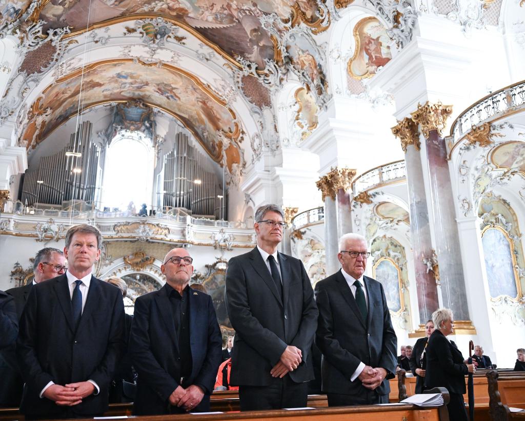 «Unsere Herzen sind voller Trauer», sagte Schnieder in der voll besetzten Kirche Münster Unserer Lieben Frau. - Foto: Bernd Weißbrod/dpa