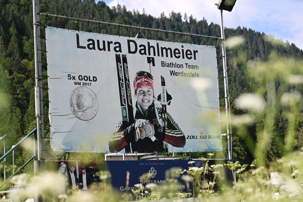 Ein Plakat erinnert unweit von Garmisch-Partenkirchen an die Erfolge Laura Dahlmeiers. - Foto: Str/dpa