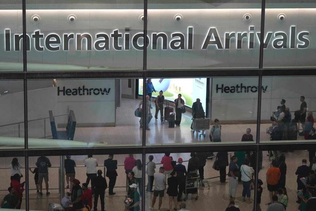 Bis zu 756.000 Flüge pro Jahr sollen am Flughafen Heathrow bald möglich sein. (Archivbild) - Foto: Kin Cheung/AP/dpa