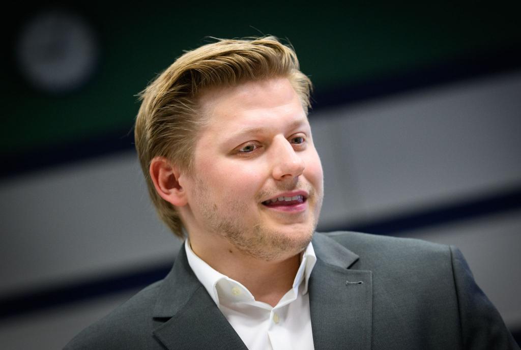 Comedian und Satiriker Sebastian Hotz alias El Hotzo beim Prozess in Berlin. (Archivbild) - Foto: Bernd von Jutrczenka/dpa