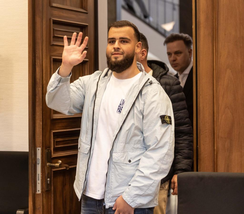 Nach einem milden Urteil im Strafprozess muss der Rapper nun noch in Ordnungshaft (Archivbild) - Foto: Dieter Menne/dpa