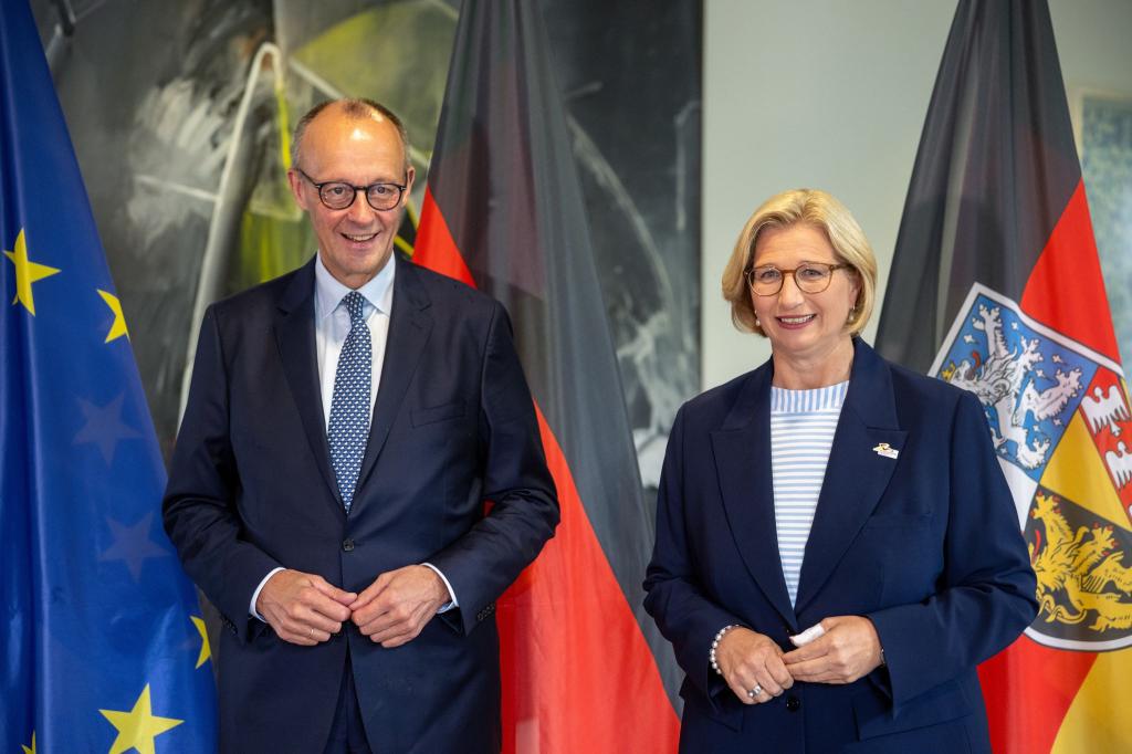 Merz kam zum Antrittsbesuch ins Saarland - Foto: Harald Tittel/dpa