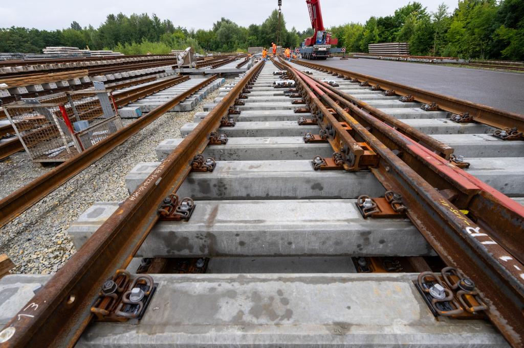Der letzte Zug ist von der Strecke, nun beginnen die Bauarbeiten zwischen Hamburg und Berlin. (Archivbild) - Foto: Soeren Stache/dpa