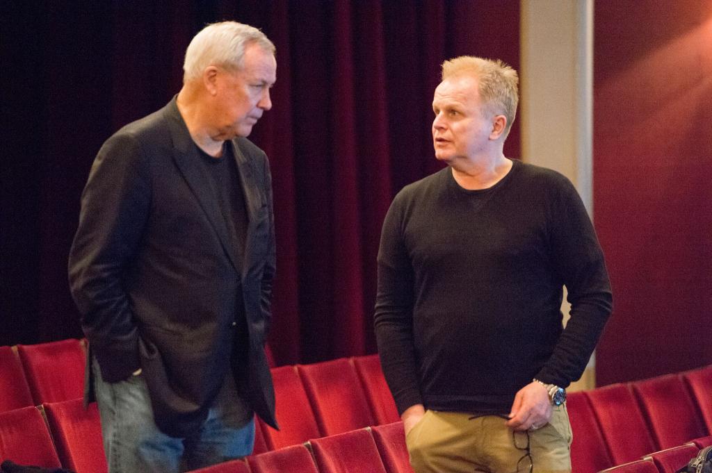Der Musiker Herbert Grönemeyer (r) und der US-Regisseur Robert Wilson vor zehn Jahren am Berliner Ensemble im Theater am Schiffbauerdamm. (Archivfoto von 2015) - Foto: picture alliance / dpa