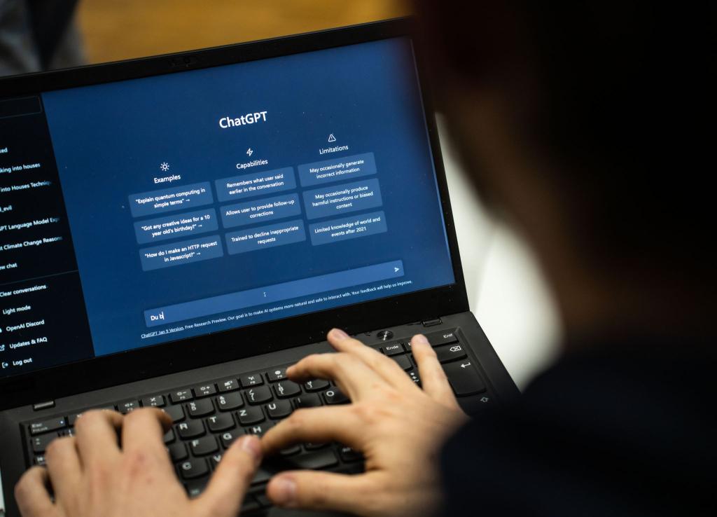 Bei Verstößen gegen die neuen Regeln drohen Anbietern Geldstrafen von bis zu 15 Millionen Euro oder drei Prozent des gesamten weltweiten Jahresumsatzes. (Symbolbild) - Foto: Frank Rumpenhorst/dpa