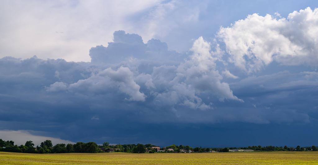 Gewitter, Starkregen und stürmischer Wind sorgen regional für ungemütliches Wetter. - Foto: Patrick Pleul/dpa