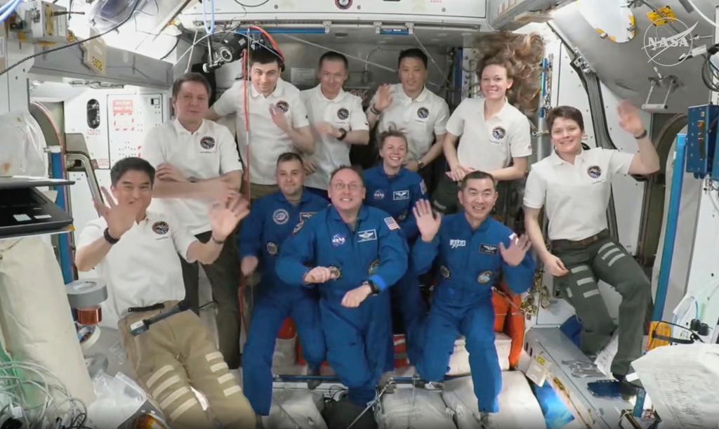 Die neu angekommene «Crew 11» (in den blauen Anzügen) besteht aus dem Japaner Kimiya Yui (r-l), Zena Cardman und Mike Fincke (beide USA) sowie Oleg Platonow aus Russland. - Foto: Uncredited/NASA and SpaceX/AP/dpa